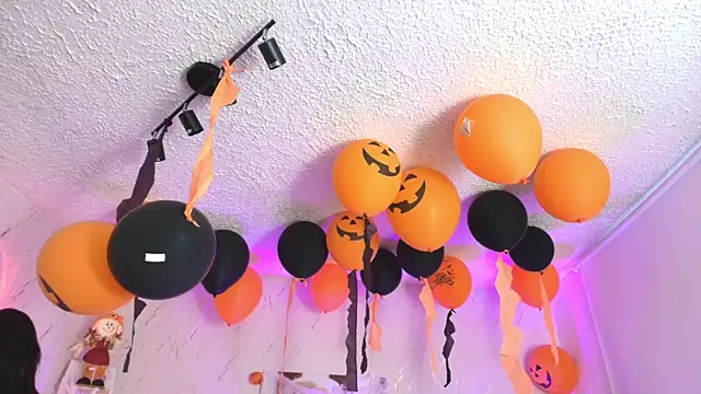 Snapshot of SALOOMEE__ chatting on 10/31/25, 11:11 SALOOMEE online show from 10/31/25, 11:11