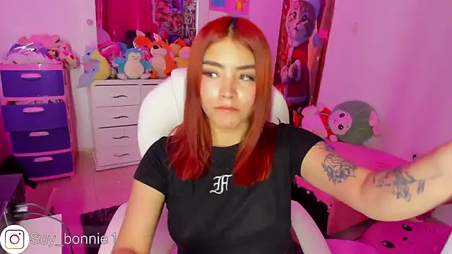 Snapshot of bonnie_moon chatting on 12/20/24, 02:30 bonnie moon online show from 12/20/24, 02:30