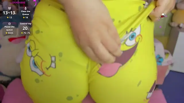 Snapshot of bonnie_moon chatting on 12/18/25, 04:29 bonnie moon online show from 12/18/25, 04:29