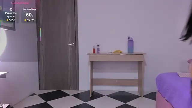 Snapshot of alexa_pariss chatting on 10/07/25, 08:17 alexa pariss online show from 10/07/25, 08:17