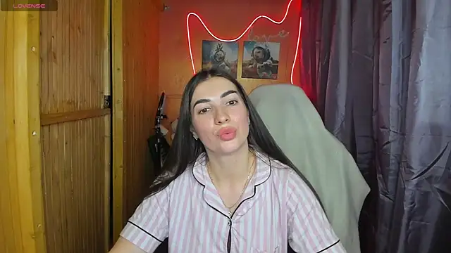 Fiery Brunette  online show from 02/18/25, 06:58