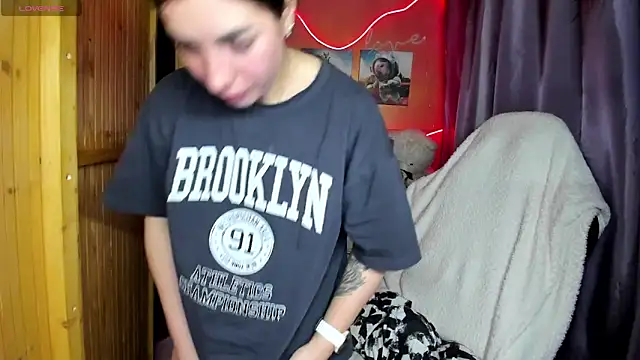 Fiery Brunette  online show from 04/03/26, 05:49