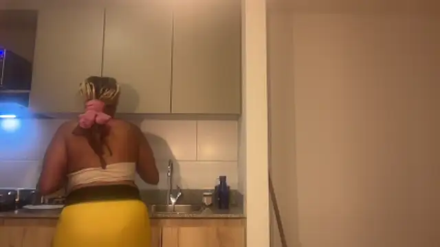 ChocolateCakeQueen online show from 12/17/25, 01:00