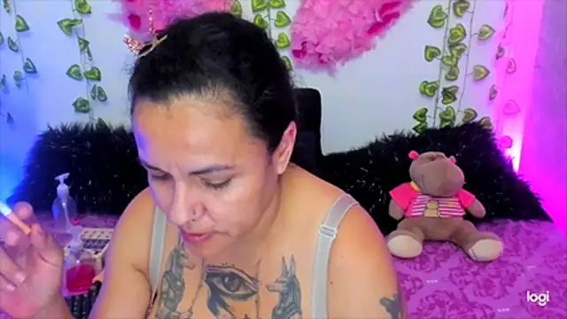 Snapshot of MegamKim chatting on 11/24/25, 11:59 MegamKim online show from 11/24/25, 11:59