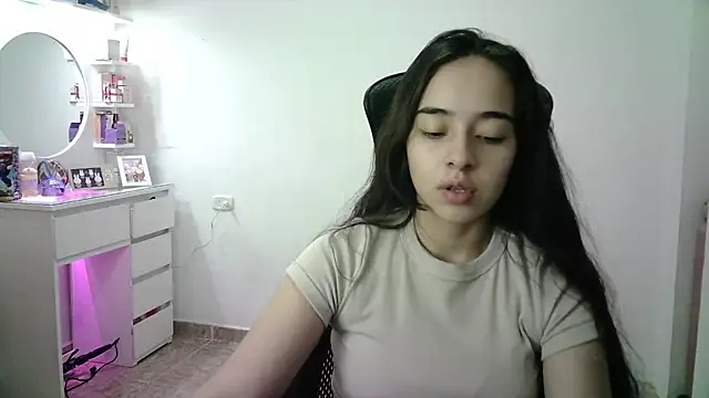 Snapshot of aineangeel chatting on 05/25/26, 12:38 aineangeel online show from 05/25/26, 12:38