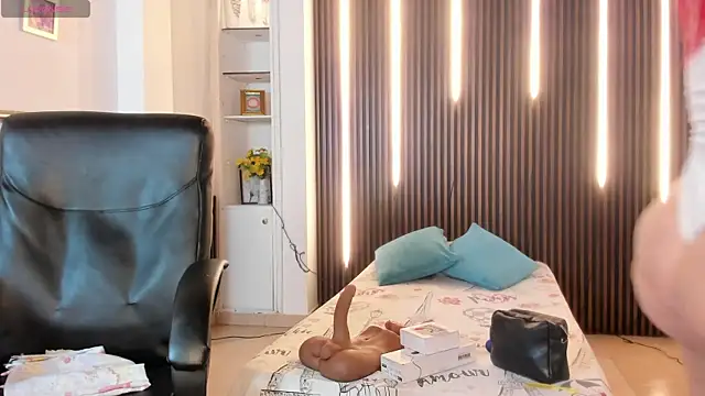 Snapshot of victoria_mooree chatting on 10/18/25, 04:41 victoria mooree online show from 10/18/25, 04:41