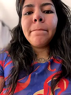 JulianaCastillo online show from 10/15/25, 10:37