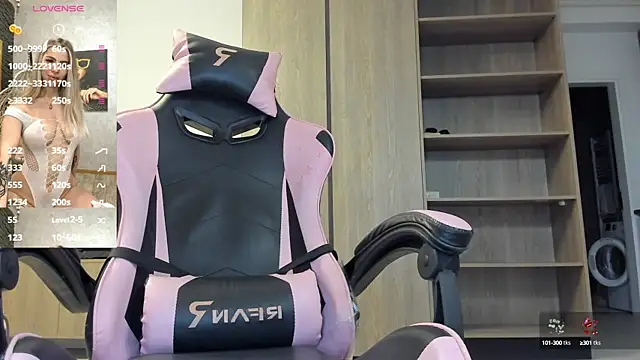 Snapshot of Megan_Ros chatting on 10/13/25, 06:02 Megan Ros online show from 10/13/25, 06:02