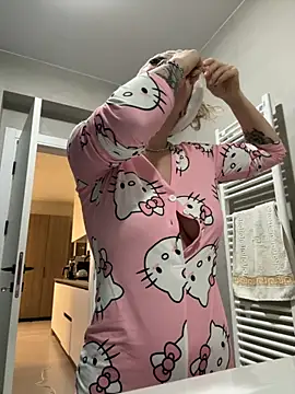 Snapshot of Megan_Ros chatting on 11/13/25, 04:55 Megan Ros online show from 11/13/25, 04:55