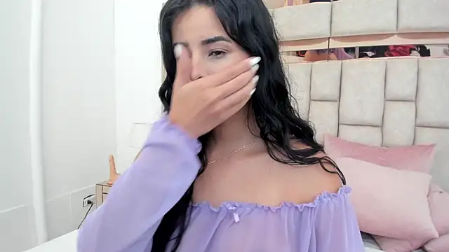 Snapshot of emma_castilloo chatting on 12/07/24, 12:24 emma castilloo online show from 12/07/24, 12:24