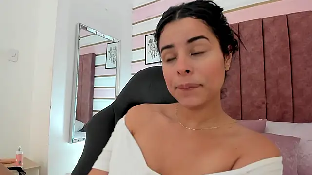 Snapshot of emma_castilloo chatting on 01/19/25, 07:26 emma castilloo online show from 01/19/25, 07:26