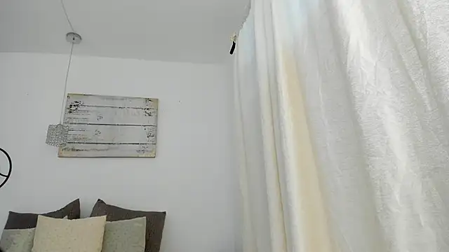 Snapshot of emma_castilloo chatting on 03/06/25, 10:15 emma castilloo online show from 03/06/25, 10:15