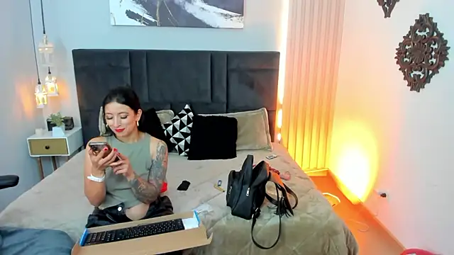 kira moon   online show from 03/18/26, 09:07