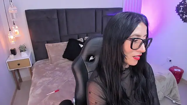 kira moon   online show from 04/12/26, 05:40