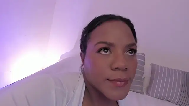 Snapshot of Sexyshantal_ chatting on 10/28/25, 07:27 Sexyshantal online show from 10/28/25, 07:27