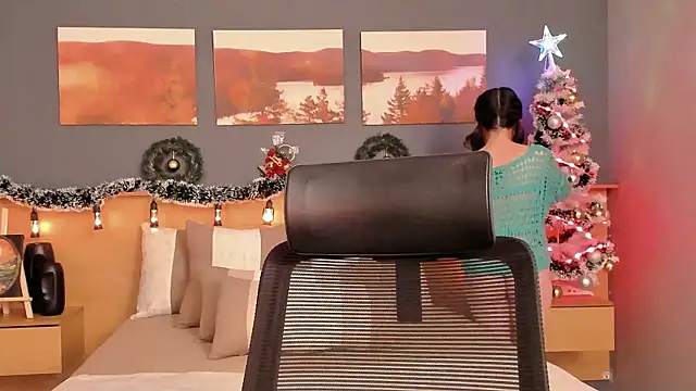 Snapshot of LiliJones_ chatting on 12/13/24, 05:00 LiliJones online show from 12/13/24, 05:00