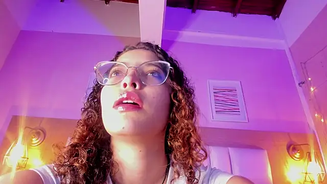 Snapshot of Dollar-girl chatting on 01/08/25, 07:45 Dollar-girl online show from 01/08/25, 07:45