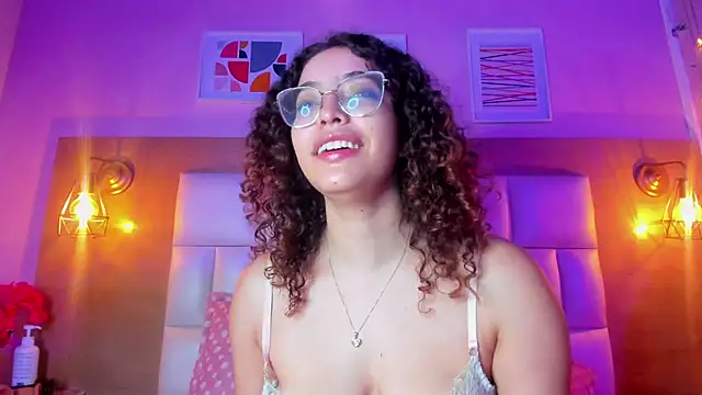 Snapshot of Dollar-girl chatting on 01/09/25, 12:09 Dollar-girl online show from 01/09/25, 12:09