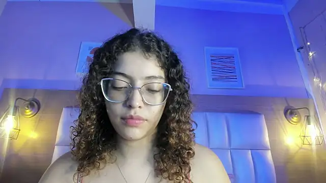 Snapshot of Dollar-girl chatting on 01/11/25, 01:01 Dollar-girl online show from 01/11/25, 01:01