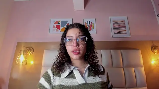 Snapshot of Dollar-girl chatting on 01/13/25, 12:13 Dollar-girl online show from 01/13/25, 12:13