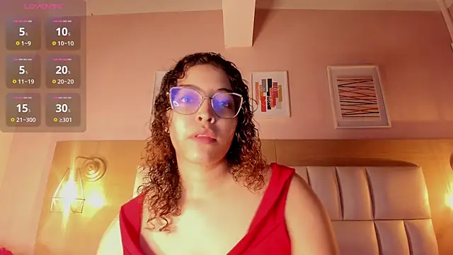 Snapshot of Dollar-girl chatting on 02/01/25, 11:43 Dollar-girl online show from 02/01/25, 11:43