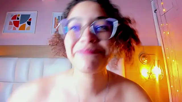 Snapshot of Dollar-girl chatting on 02/08/25, 01:43 Dollar-girl online show from 02/08/25, 01:43