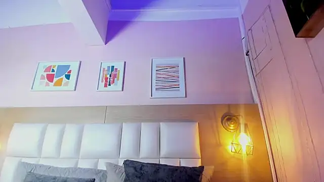 Snapshot of Dollar-girl chatting on 03/03/25, 05:50 Dollar-girl online show from 03/03/25, 05:50