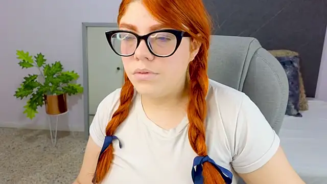 Snapshot of lucie_nicolls chatting on 12/21/24, 08:00 lucie nicolls online show from 12/21/24, 08:00