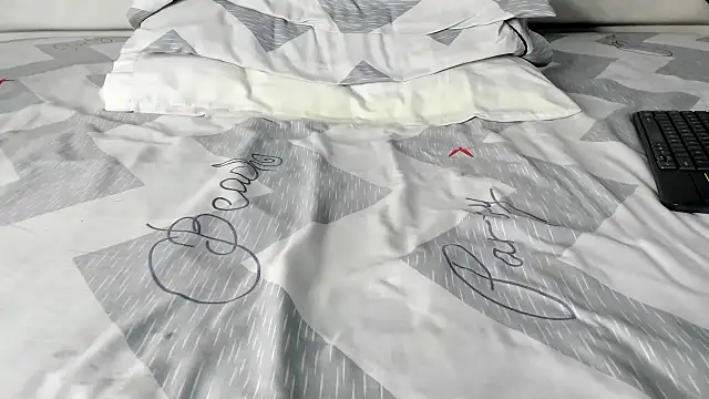 Snapshot of maybelline69 chatting on 10/21/25, 08:26 maybelline69 online show from 10/21/25, 08:26