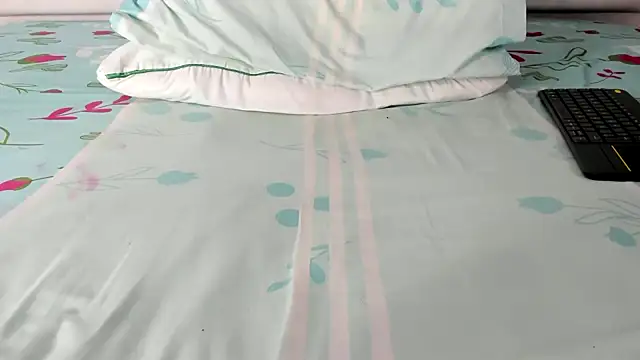 Snapshot of maybelline69 chatting on 11/08/25, 10:04 maybelline69 online show from 11/08/25, 10:04