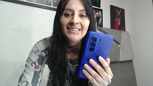 Snapshot of emma_onassis_17 chatting on 12/05/25, 01:47 emma onassis 17 online show from 12/05/25, 01:47