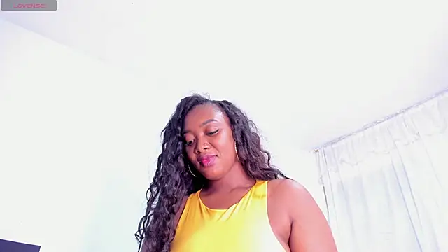 Snapshot of RoxannaBlanche chatting on 02/06/25, 11:04 RoxannaBlanche online show from 02/06/25, 11:04