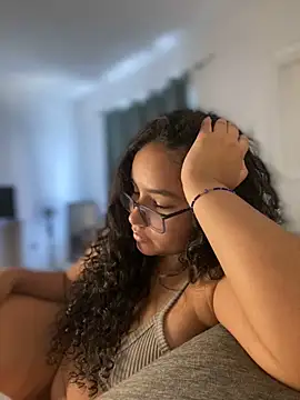 Snapshot of CurlyGirl_1 chatting on 12/17/24, 06:09 CurlyGirl 1 online show from 12/17/24, 06:09