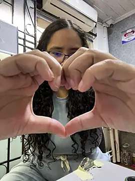 Snapshot of CurlyGirl_1 chatting on 01/08/25, 12:37 CurlyGirl 1 online show from 01/08/25, 12:37