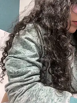 Snapshot of CurlyGirl_1 chatting on 01/13/25, 06:27 CurlyGirl 1 online show from 01/13/25, 06:27