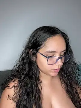 Snapshot of CurlyGirl_1 chatting on 01/24/25, 05:42 CurlyGirl 1 online show from 01/24/25, 05:42