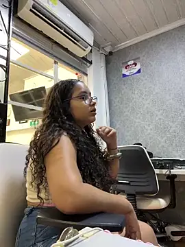 Snapshot of CurlyGirl_1 chatting on 02/05/25, 01:33 CurlyGirl 1 online show from 02/05/25, 01:33