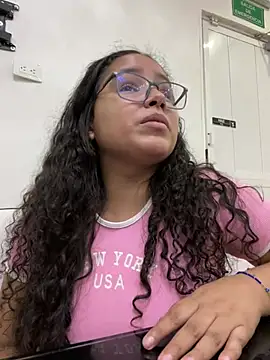 Snapshot of CurlyGirl_1 chatting on 02/08/25, 06:44 CurlyGirl 1 online show from 02/08/25, 06:44