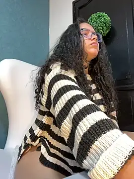 Snapshot of CurlyGirl_1 chatting on 02/18/25, 11:33 CurlyGirl 1 online show from 02/18/25, 11:33