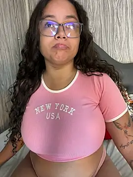 Snapshot of CurlyGirl_1 chatting on 03/16/25, 12:33 CurlyGirl 1 online show from 03/16/25, 12:33