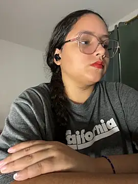 Snapshot of CurlyGirl_1 chatting on 09/18/25, 08:33 CurlyGirl 1 online show from 09/18/25, 08:33