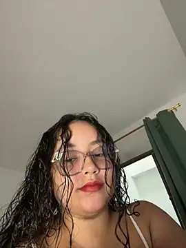 Snapshot of CurlyGirl_1 chatting on 09/23/25, 09:40 CurlyGirl 1 online show from 09/23/25, 09:40