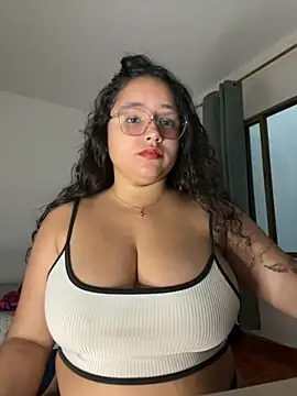 Snapshot of CurlyGirl_1 chatting on 10/07/25, 10:29 CurlyGirl 1 online show from 10/07/25, 10:29