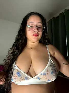 Snapshot of CurlyGirl_1 chatting on 10/22/25, 10:31 CurlyGirl 1 online show from 10/22/25, 10:31