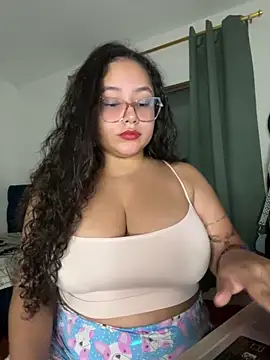 Snapshot of CurlyGirl_1 chatting on 11/13/25, 12:53 CurlyGirl 1 online show from 11/13/25, 12:53