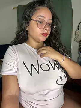 Snapshot of CurlyGirl_1 chatting on 11/13/25, 07:13 CurlyGirl 1 online show from 11/13/25, 07:13