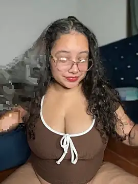 Snapshot of CurlyGirl_1 chatting on 12/19/25, 01:01 CurlyGirl 1 online show from 12/19/25, 01:01