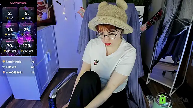 Snapshot of Melissa_Wells chatting on 10/31/25, 04:24 Melissa Wells online show from 10/31/25, 04:24