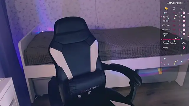 Snapshot of VeronaAura chatting on 12/02/24, 11:18 VeronaAura online show from 12/02/24, 11:18