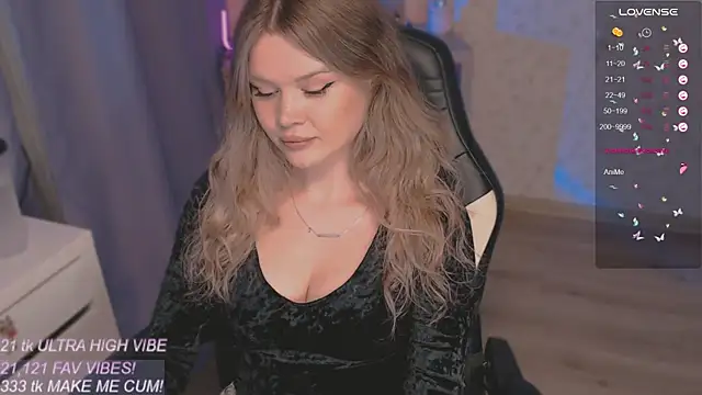 Snapshot of VeronaAura chatting on 10/12/25, 10:31 VeronaAura online show from 10/12/25, 10:31